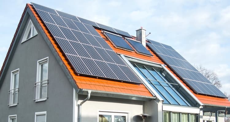 Netzentgelt Solaranlage auf Hausdach (Quelle: iStock / wakila)