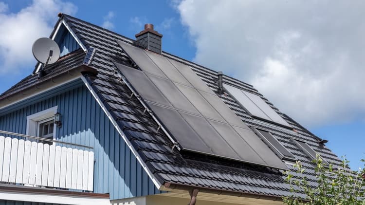 Balkonkraftwerk und Solaranlage auf dem Dach