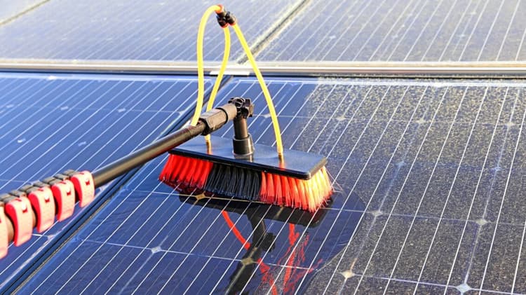 Balkonkraftwerk Reinigung Solarmodule Bürste (Bild: iStock / Marina Lohrbach)