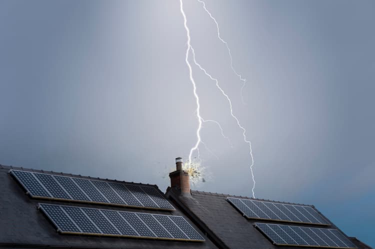 Balkonkraftwerk Blitzschutz Solarmodule Blitz Gewitter (Bild: iStock / tbradford)