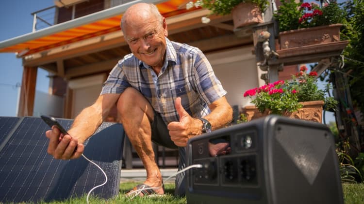 Stromausfall Balkonkraftwerk Powerstation (Quelle: iStock / amriphoto)
