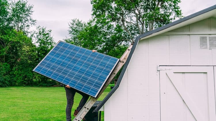 Balkonkraftwerk Modul Gewicht (Foto: iStock / Jeremy Poland)